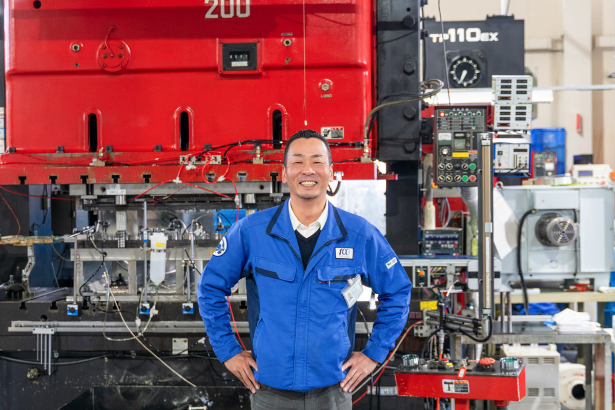 ジャンクスタイル　朽ちた染料のビンと木枠まとめ売り 今日、2本の丸太🪵が入荷しました♪ 直径1m超、長さ11mの